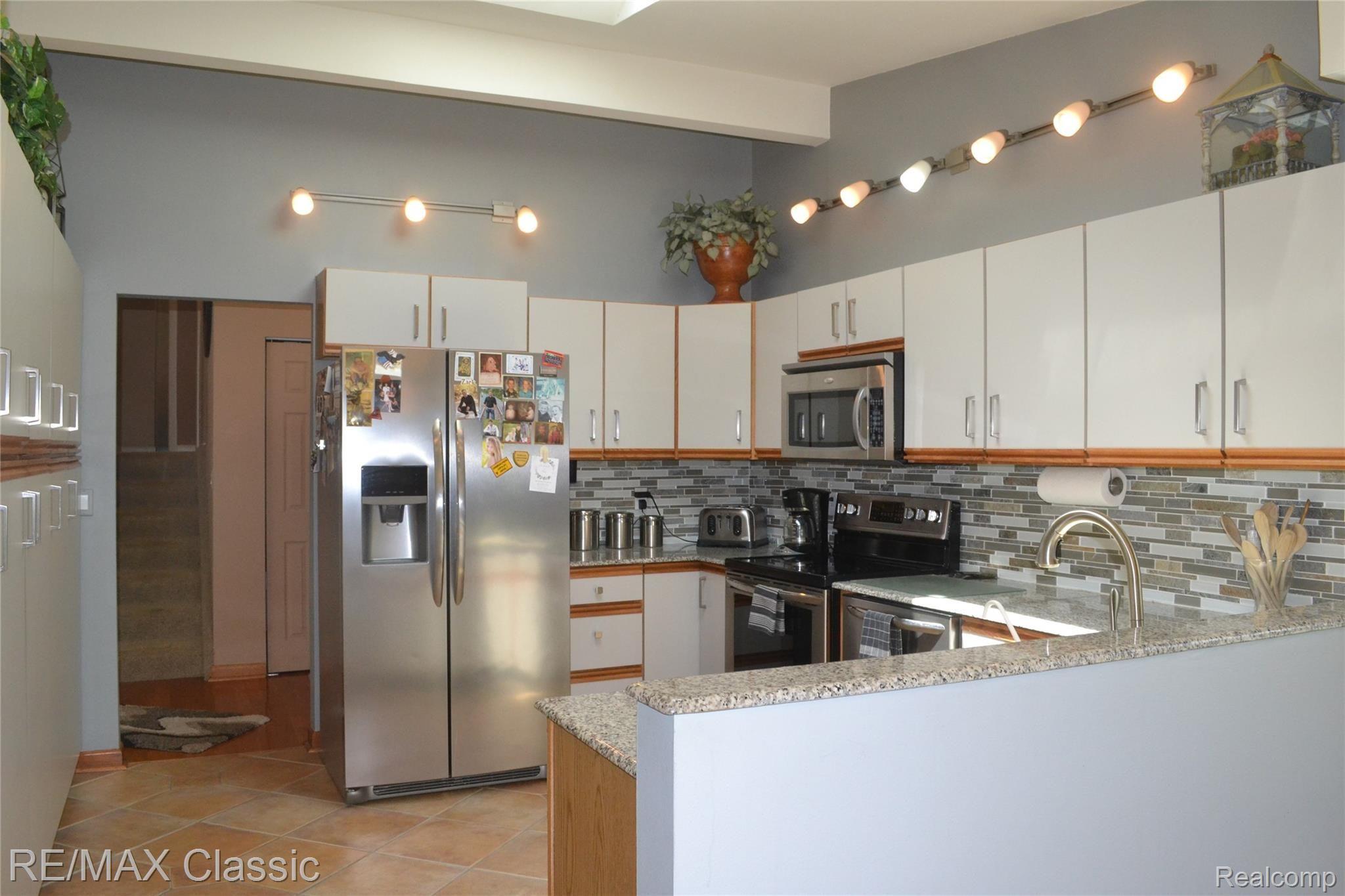 3901 East Commerce Road Commerce Township, MI 48382 - Photo 10 of 44 Kitchen
