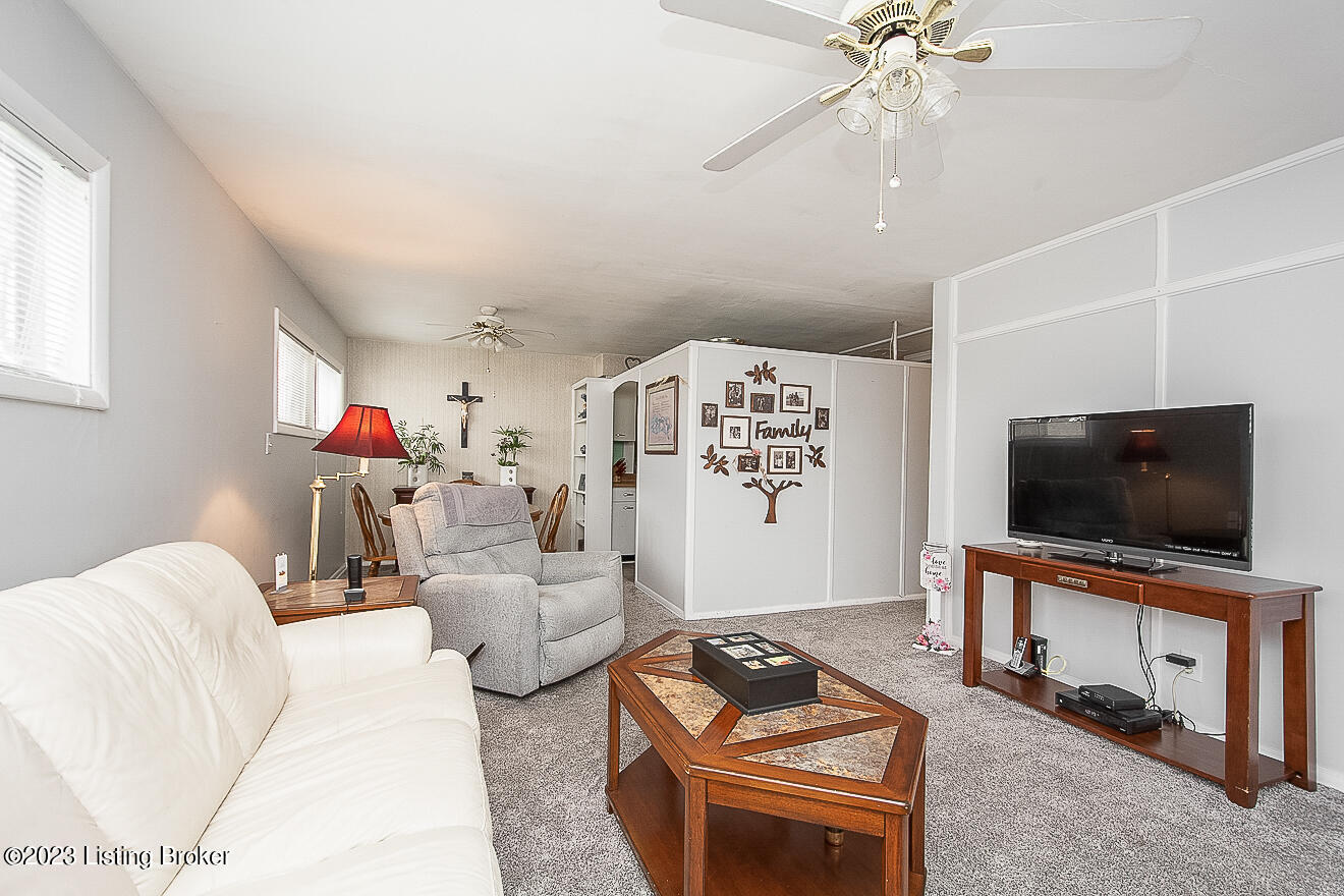 4807 Raven Road Louisville, KY 40213 - Photo 5 of 35 Living Room