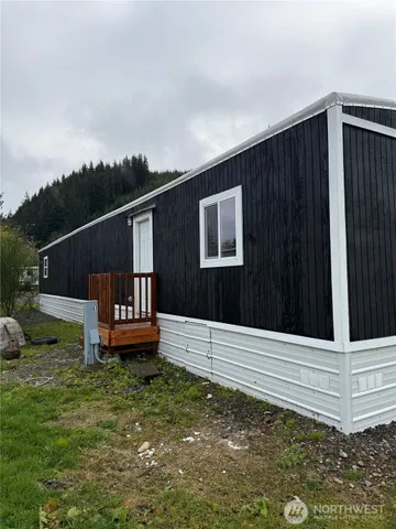 a view of a back yard