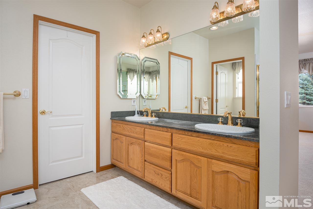 796 Foothill Road Gardnerville, NV 89460 - Photo 27 of 38 a bathroom with 2 sink and a mirror