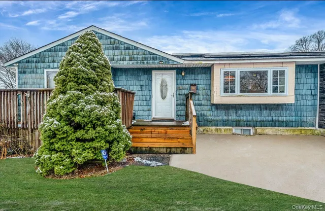 $650,000 | 160 Stahley Street, Brentwood, NY 11717