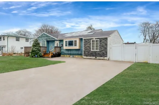 $650,000 | 160 Stahley Street, Brentwood, NY 11717