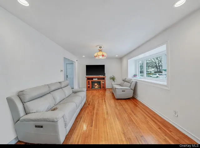 $650,000 | 160 Stahley Street, Brentwood, NY 11717