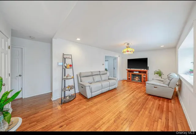 $650,000 | 160 Stahley Street, Brentwood, NY 11717