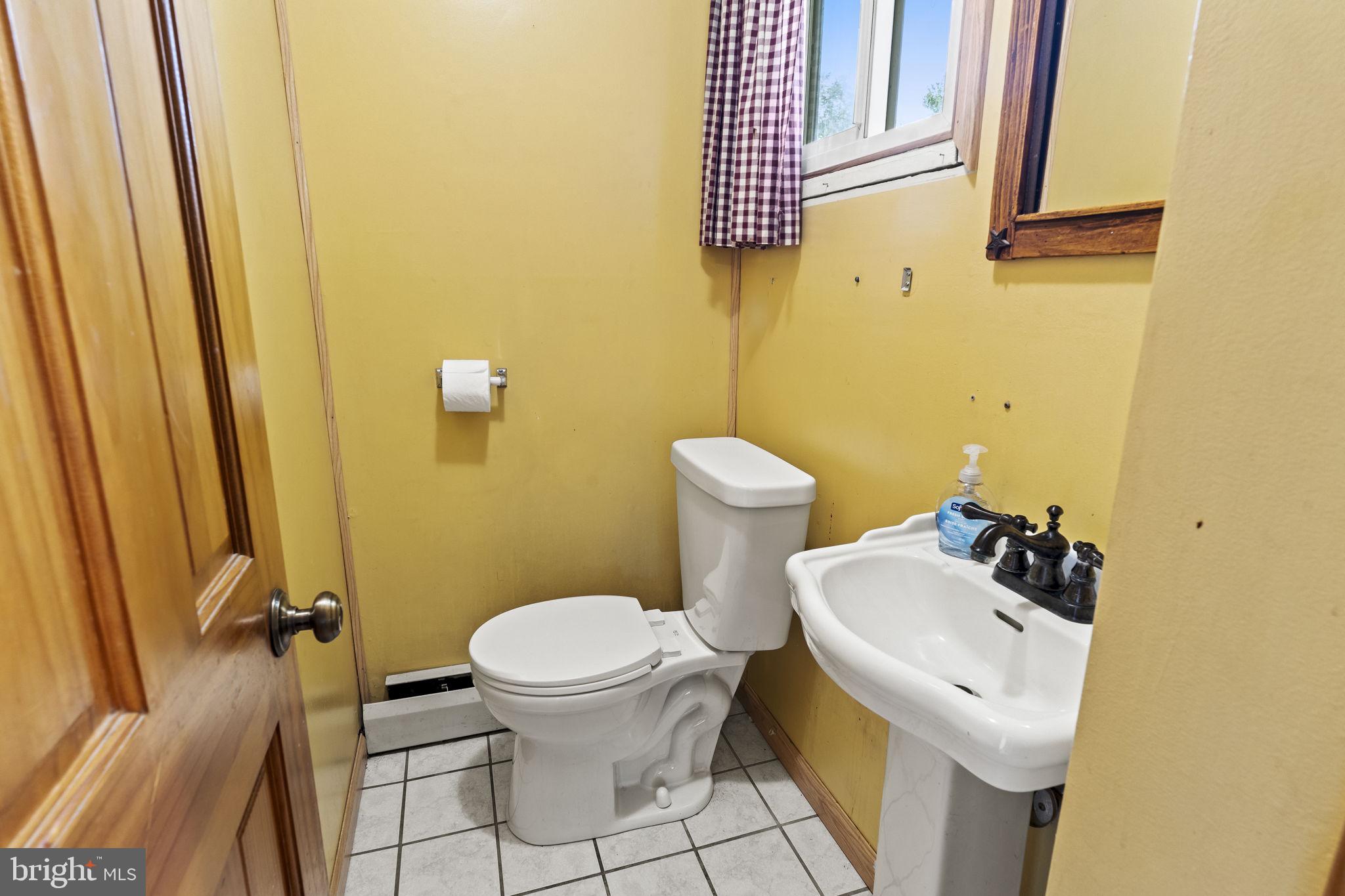 1011 Red Barn Road Warminster, PA 18974 - Photo 5 of 39 1st floor powder room
