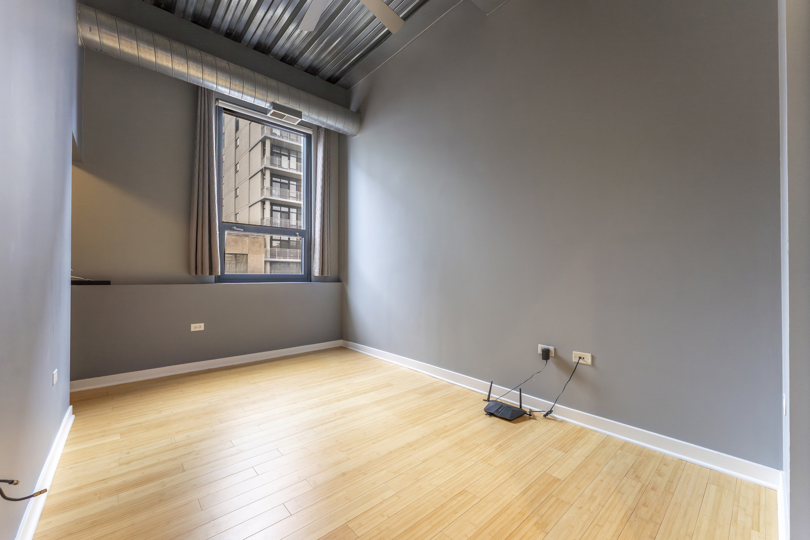 1910 South Indiana Avenue, Unit 421 Chicago, IL 60616 - Photo 16 of 28 an empty room with windows