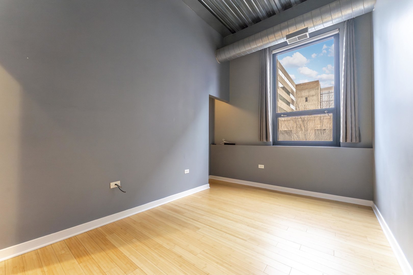 1910 South Indiana Avenue, Unit 421 Chicago, IL 60616 - Photo 17 of 28 a view of an empty room with a window