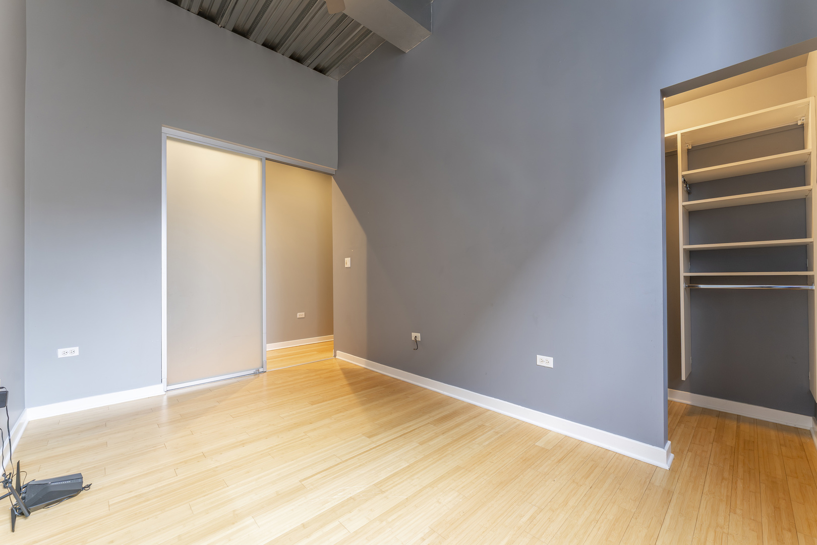 1910 South Indiana Avenue, Unit 421 Chicago, IL 60616 - Photo 18 of 28 a view of an empty room with a window
