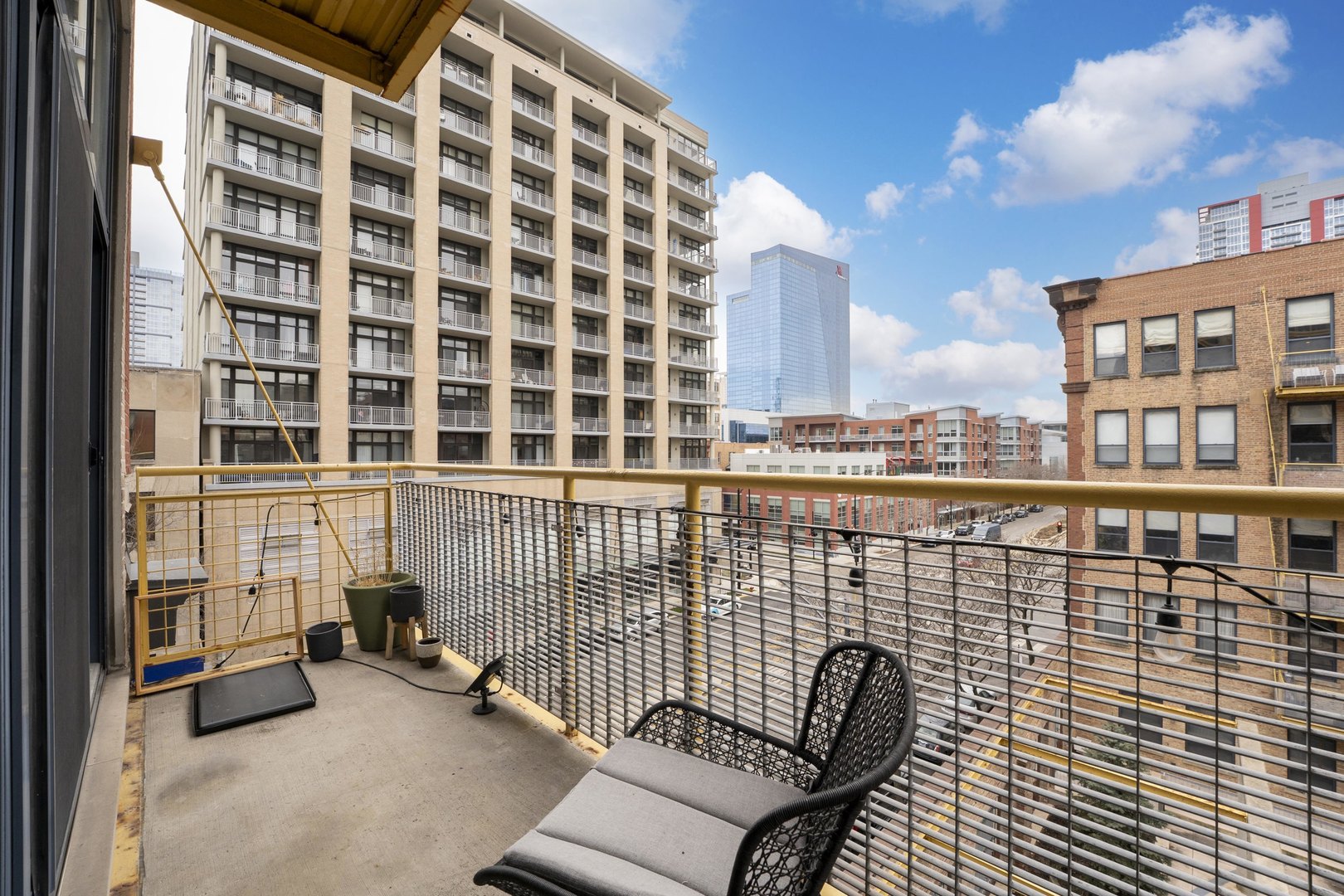 1910 South Indiana Avenue, Unit 421 Chicago, IL 60616 - Photo 21 of 28 a view of roof with building