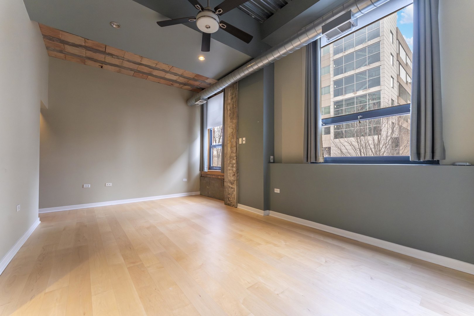 1910 South Indiana Avenue, Unit 421 Chicago, IL 60616 - Photo 9 of 28 a view of an empty room with a window
