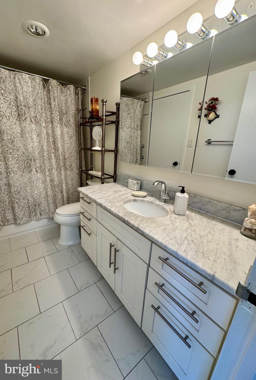 5225 Pooks Hill Road, Unit 1717N Bethesda, MD 20814 - Photo 43 of 74 UPDATED BATHROOM