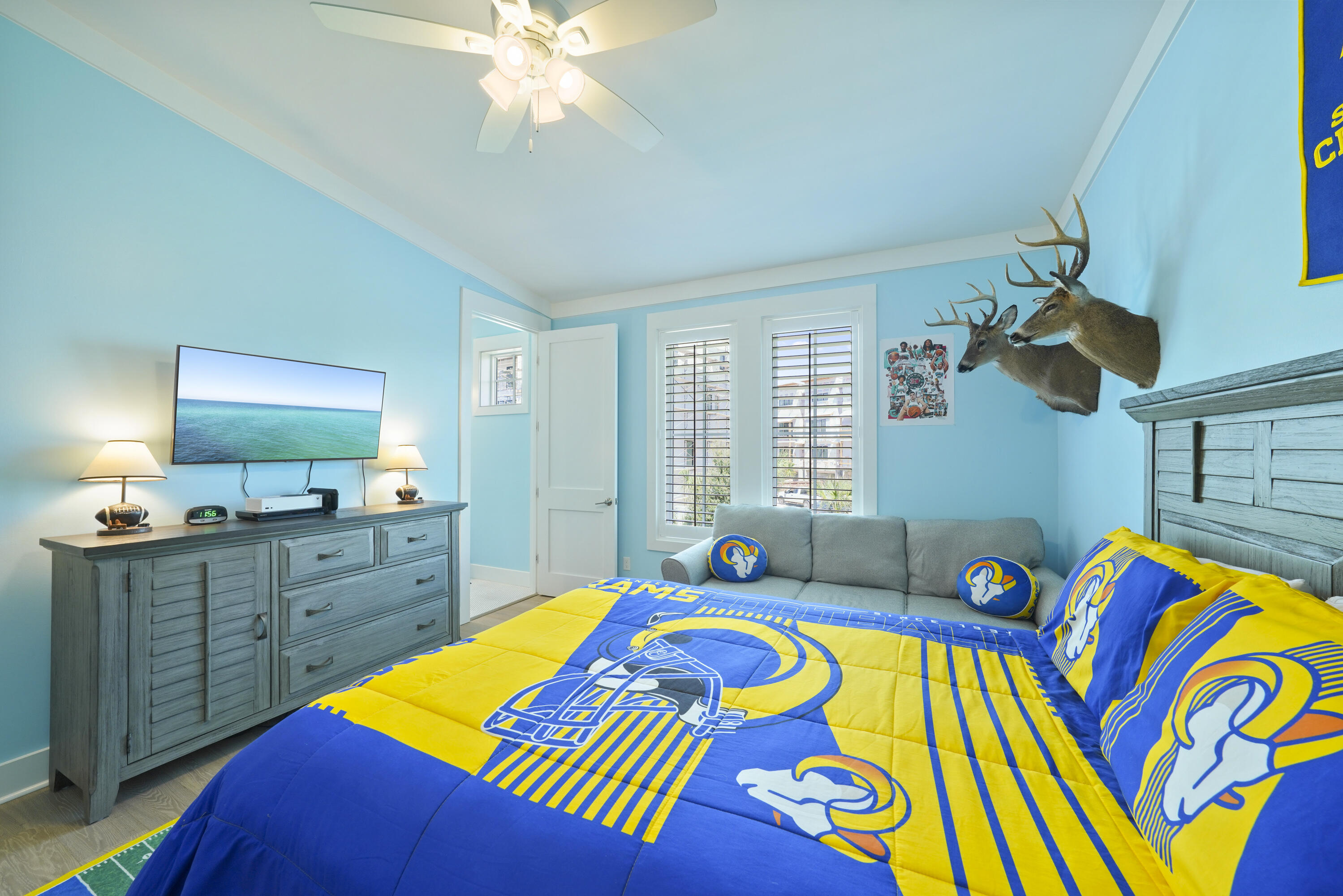 76 Tanglewood Drive Santa Rosa Beach, FL 32459 - Photo 42 of 94 a bed room with a bed and a fish tank