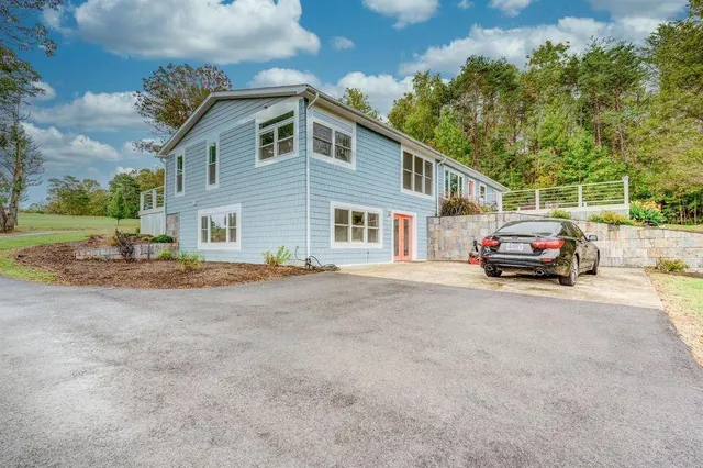 a car parked in front of white house