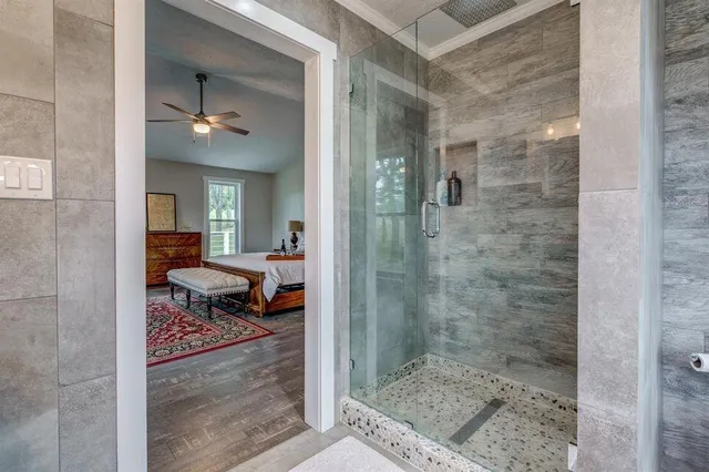 a en suite bathroom with a toilet a mirror and shower