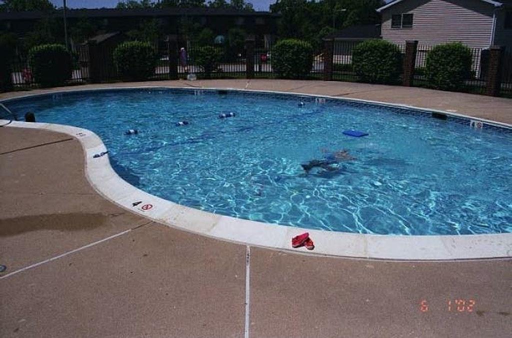 2526 Berkshire Court, Unit 2526 Waukegan, IL 60087 - Photo 15 of 16 a view of a backyard