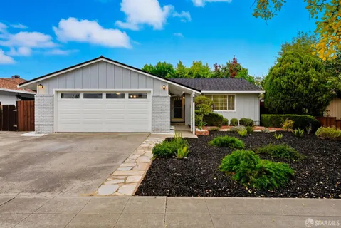 a view of a back yard of the house