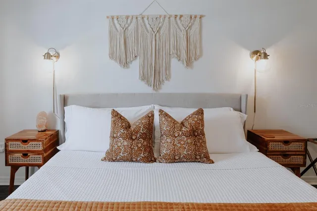 $715,000 | 2472 Temple Street, Sarasota, FL 34239