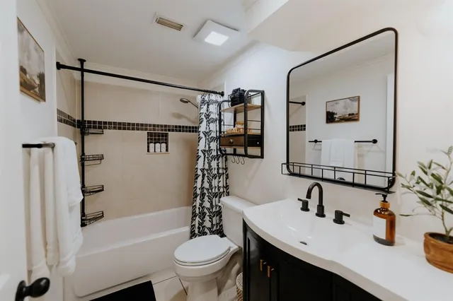 $715,000 | 2472 Temple Street, Sarasota, FL 34239