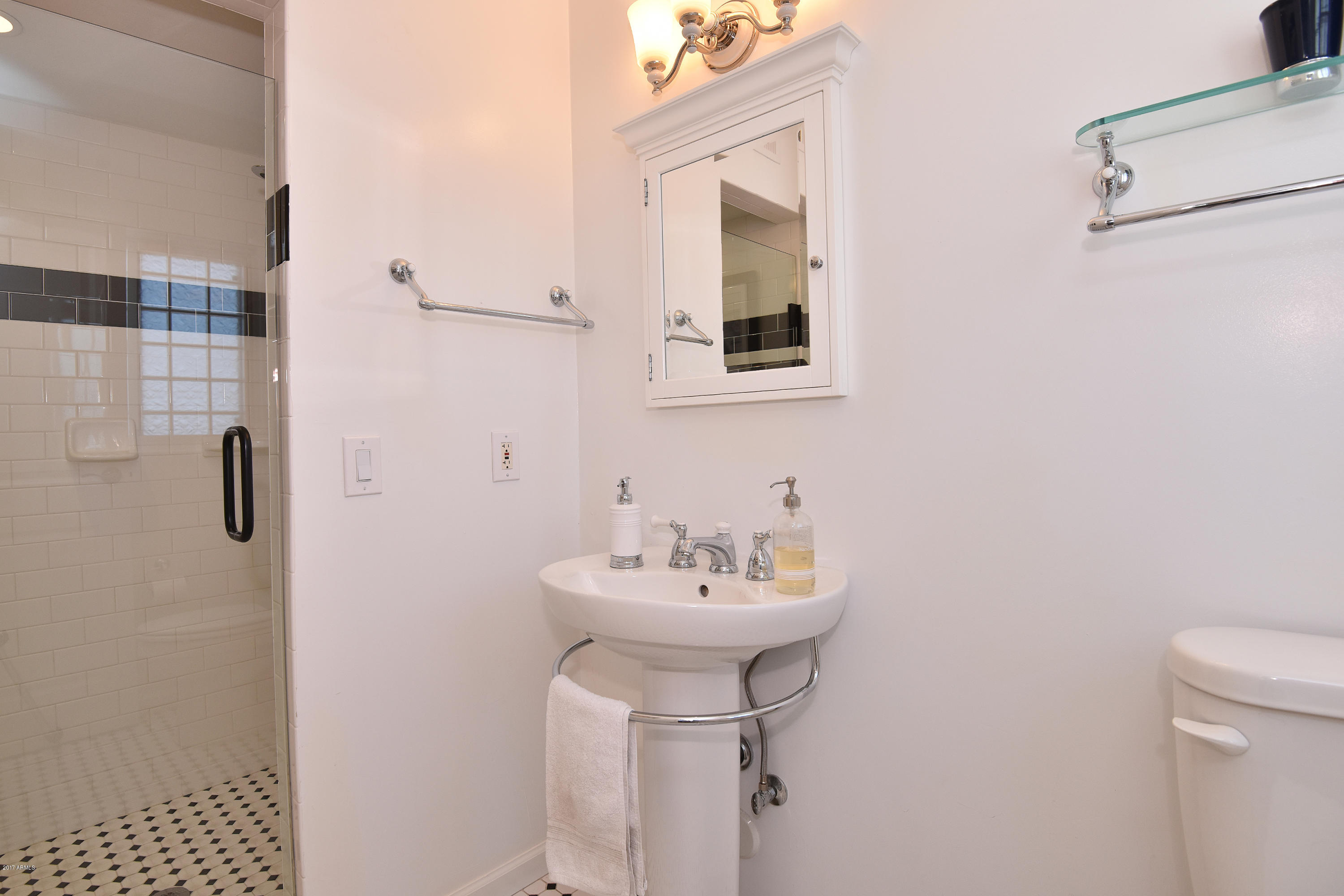 3864 North 50th Street Phoenix, AZ 85018 - Photo 34 of 53 034_Guest A Bath