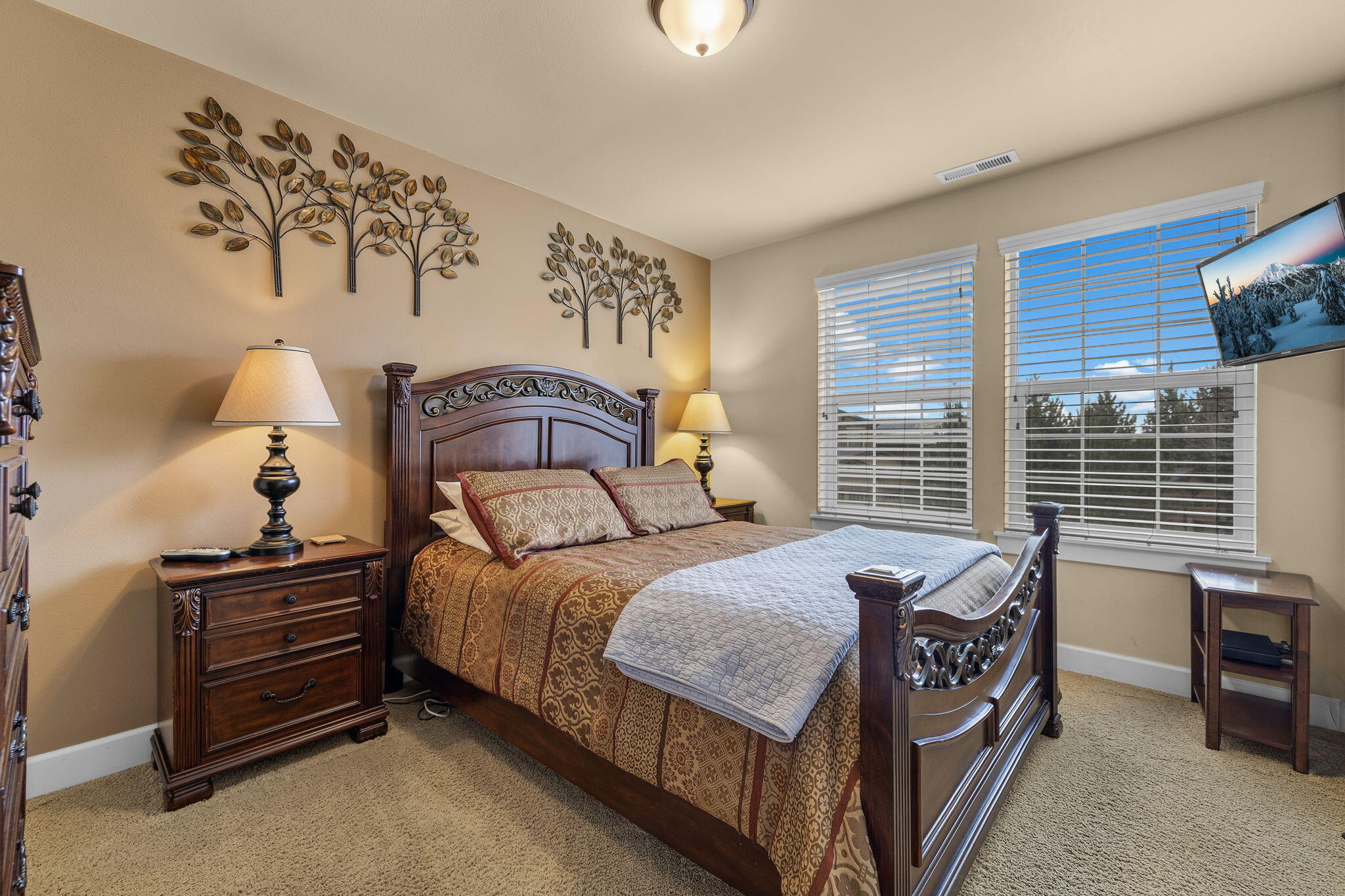 935 Southwest Chamberlain Street Bend, OR 97702 - Photo 24 of 33 Full en-suite guest bedroom