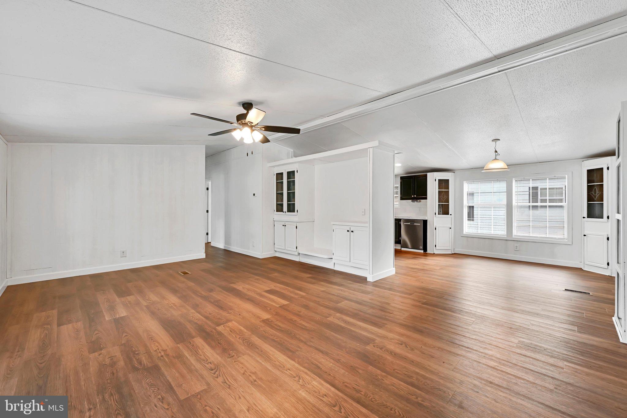 53 Leacock Road Paradise, PA 17562 - Photo 8 of 36 Living Room