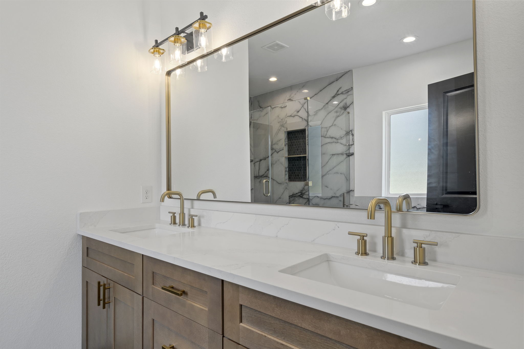 4437 Gunter Street, Unit AB Houston, TX 77020 - Photo 12 of 20 a bathroom with a sink and a mirror