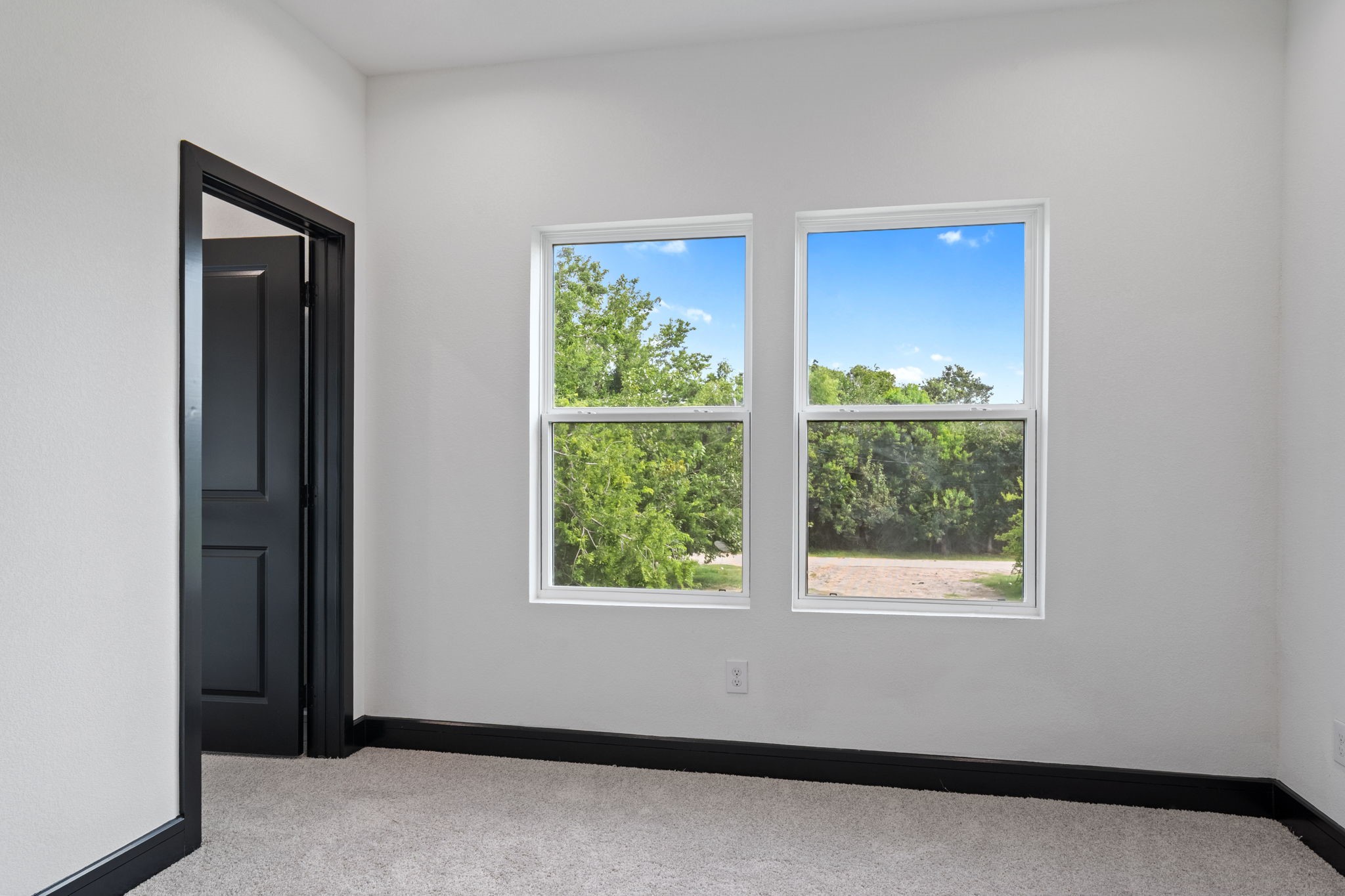 4437 Gunter Street, Unit AB Houston, TX 77020 - Photo 15 of 20 an empty room with windows