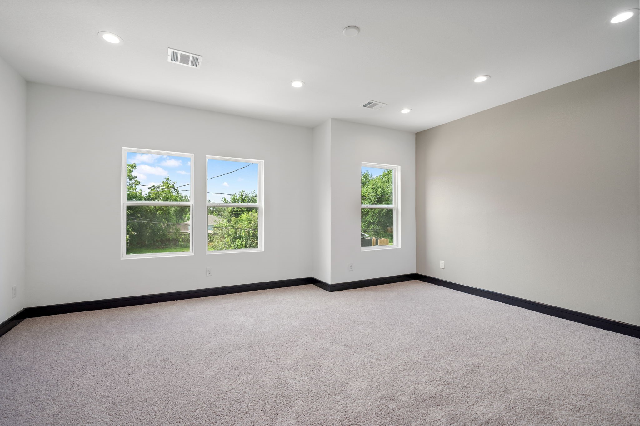 4437 Gunter Street, Unit AB Houston, TX 77020 - Photo 10 of 20 an empty room with windows
