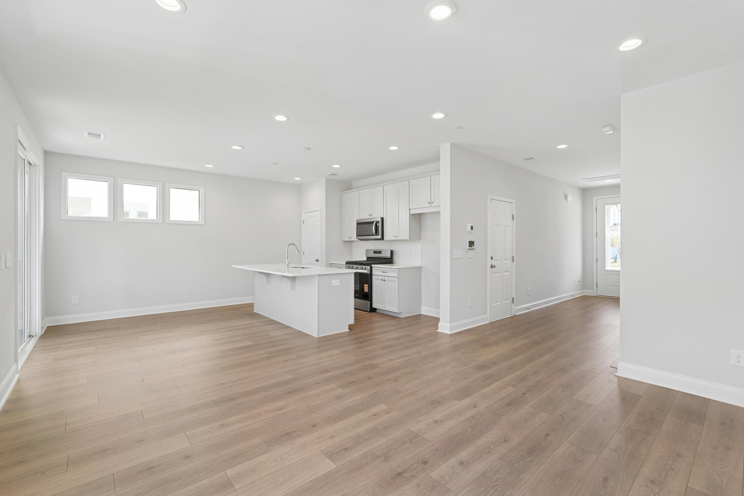 435 Queenview Lane Charleston, SC 29414 - Photo 11 of 21 Great Room and Kitchen