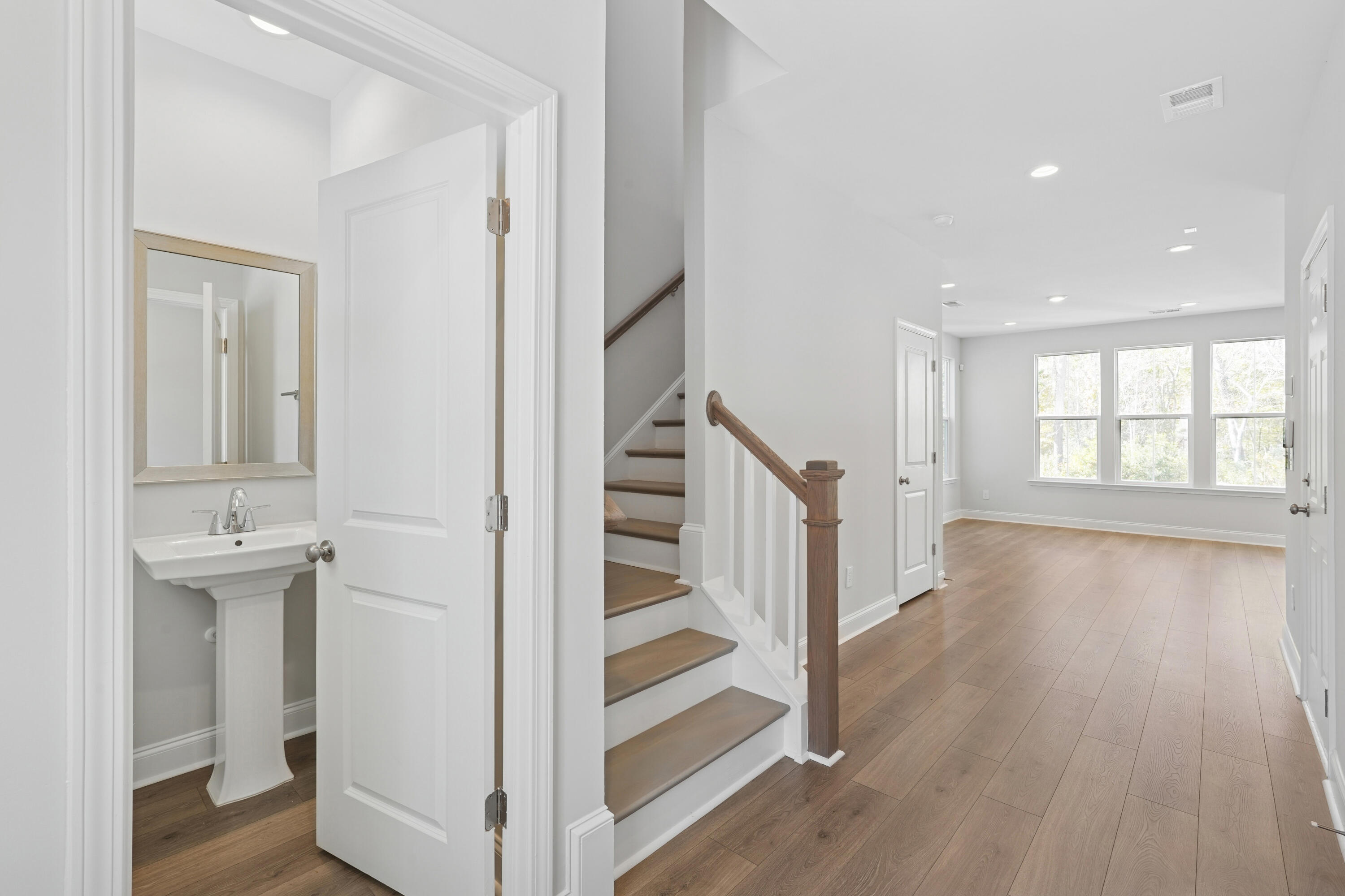 435 Queenview Lane Charleston, SC 29414 - Photo 9 of 21 Foyer