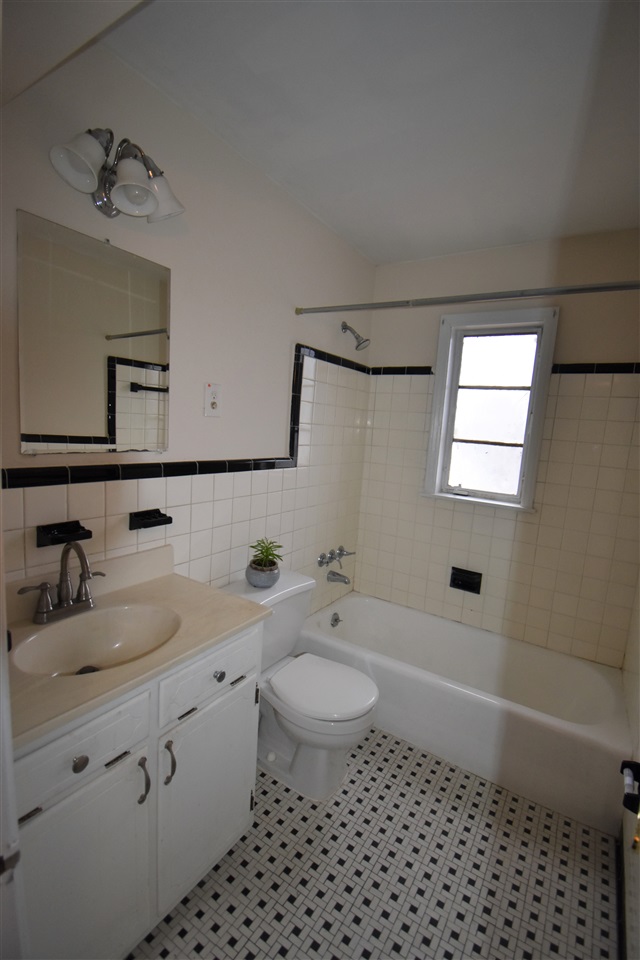 2995 Walnut Grove Road, Unit 1 Memphis, TN 38111 - Photo 8 of 9 Gallery Image 8