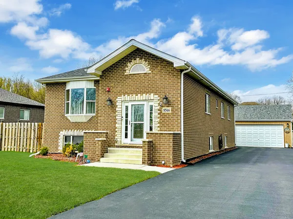 $594,000 | 8566 South 83rd Avenue, Hickory Hills, IL 60457