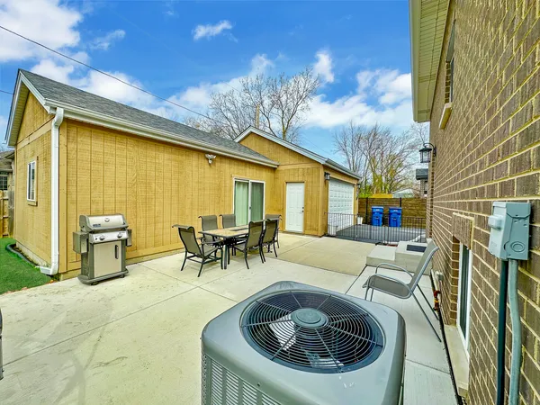 $594,000 | 8566 South 83rd Avenue, Hickory Hills, IL 60457