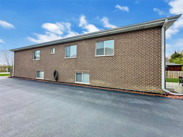 $594,000 | 8566 South 83rd Avenue, Hickory Hills, IL 60457