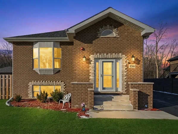$594,000 | 8566 South 83rd Avenue, Hickory Hills, IL 60457
