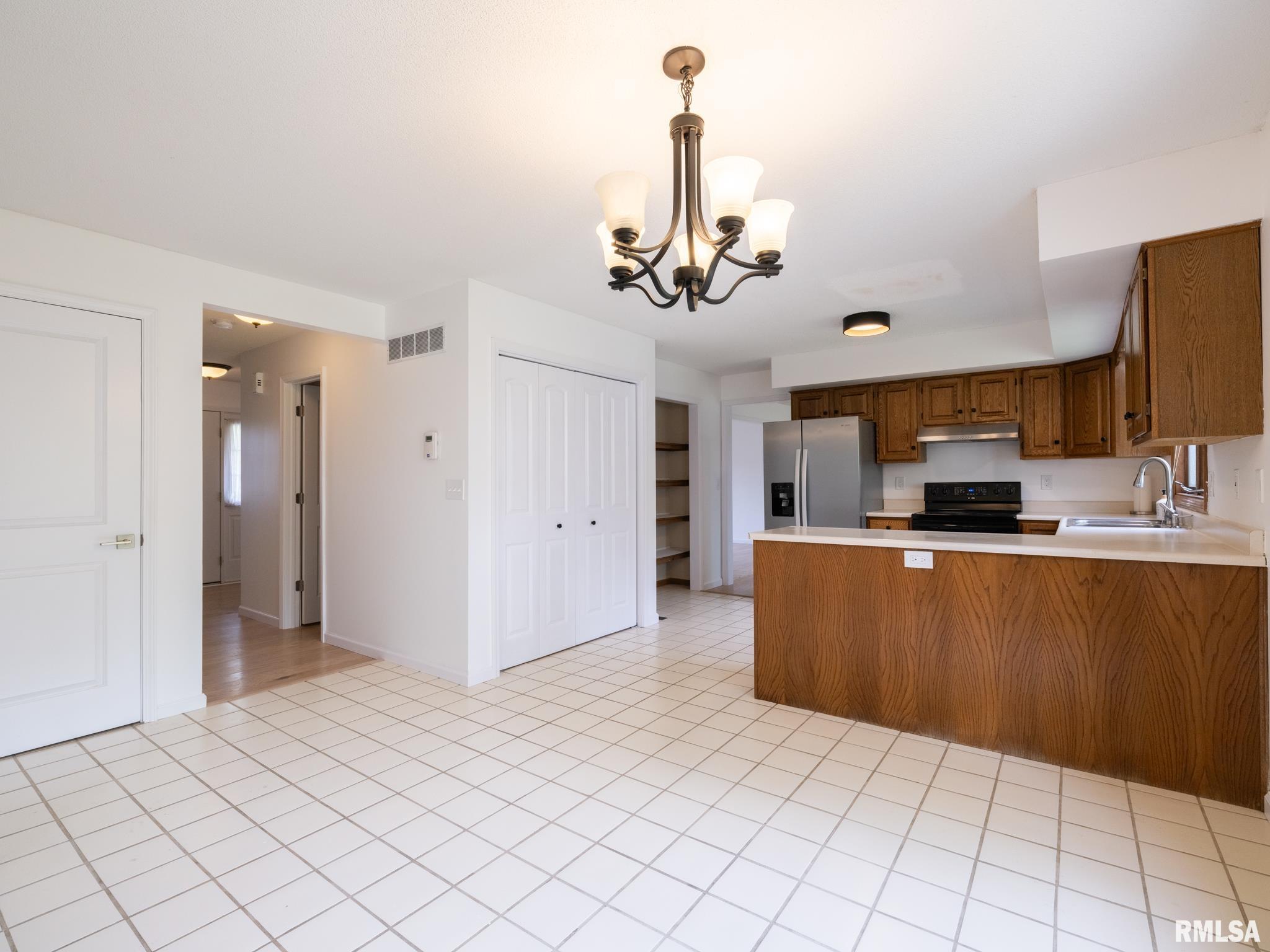 6607 North Camelot Road Peoria, IL 61615 - Photo 11 of 75