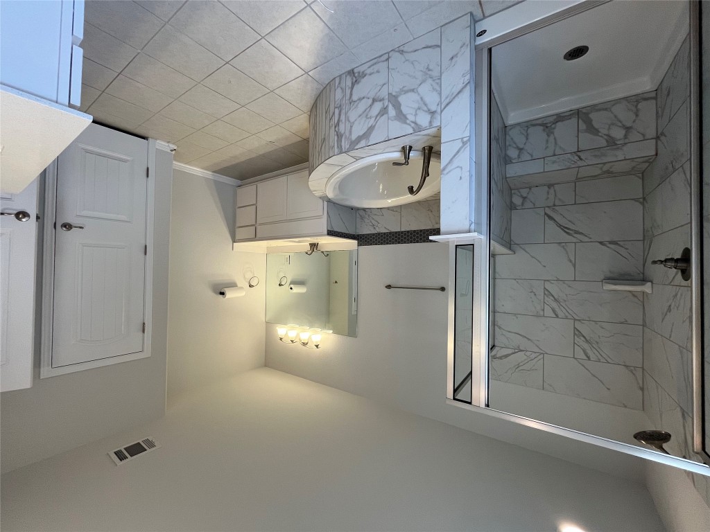 121 Red Granite Road Georgetown, TX 78633 - Photo 13 of 26 a bathroom with a granite countertop sink a toilet and shower