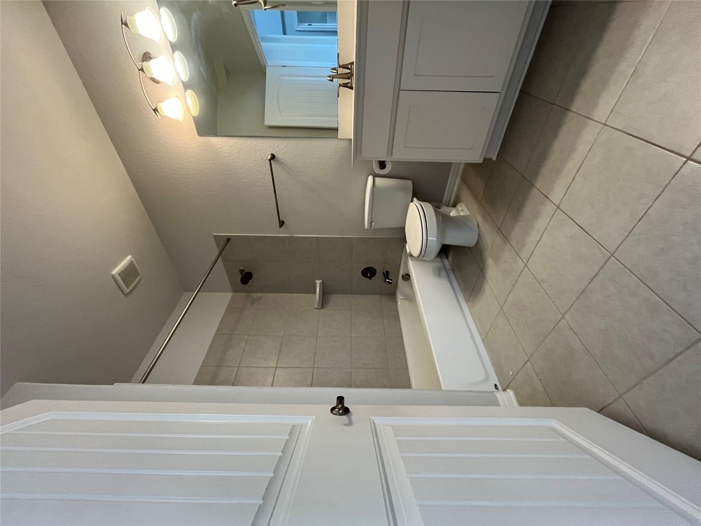 121 Red Granite Road Georgetown, TX 78633 - Photo 17 of 26 a bathroom with a sink a toilet and shower