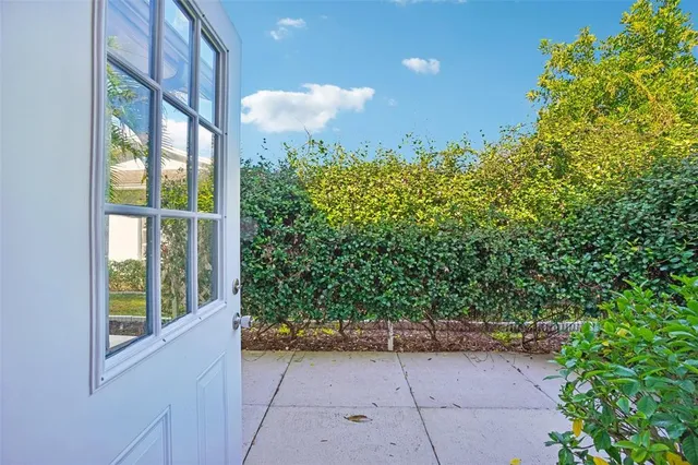 a view of entryway with garden