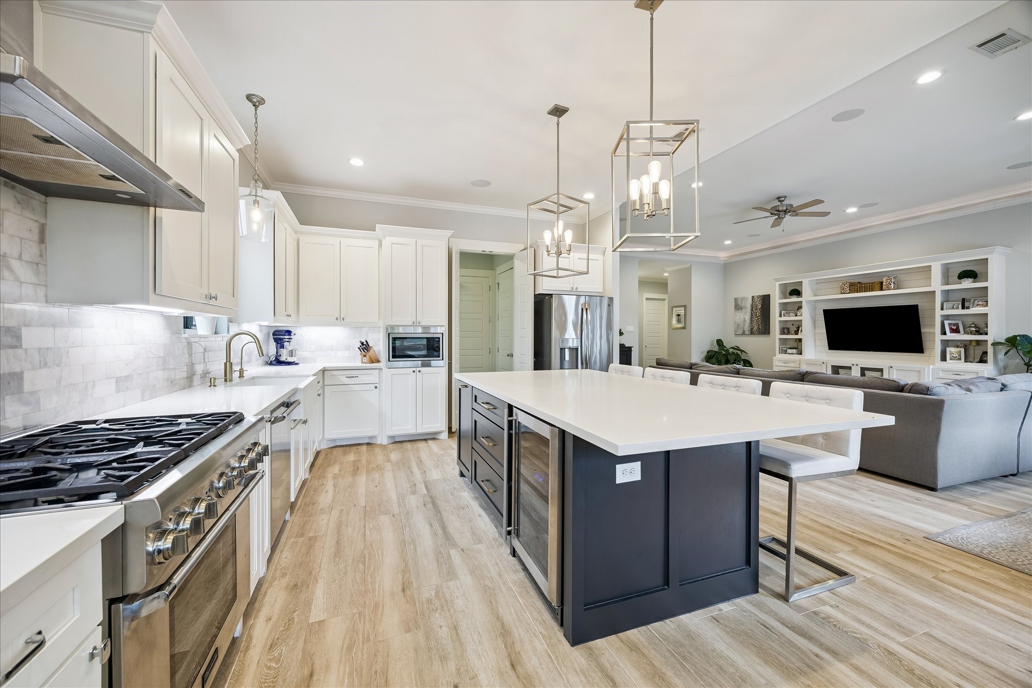 1519 Richelieu Lane Houston, TX 77018 - Photo 8 of 30 Quartz countertops and a gas range