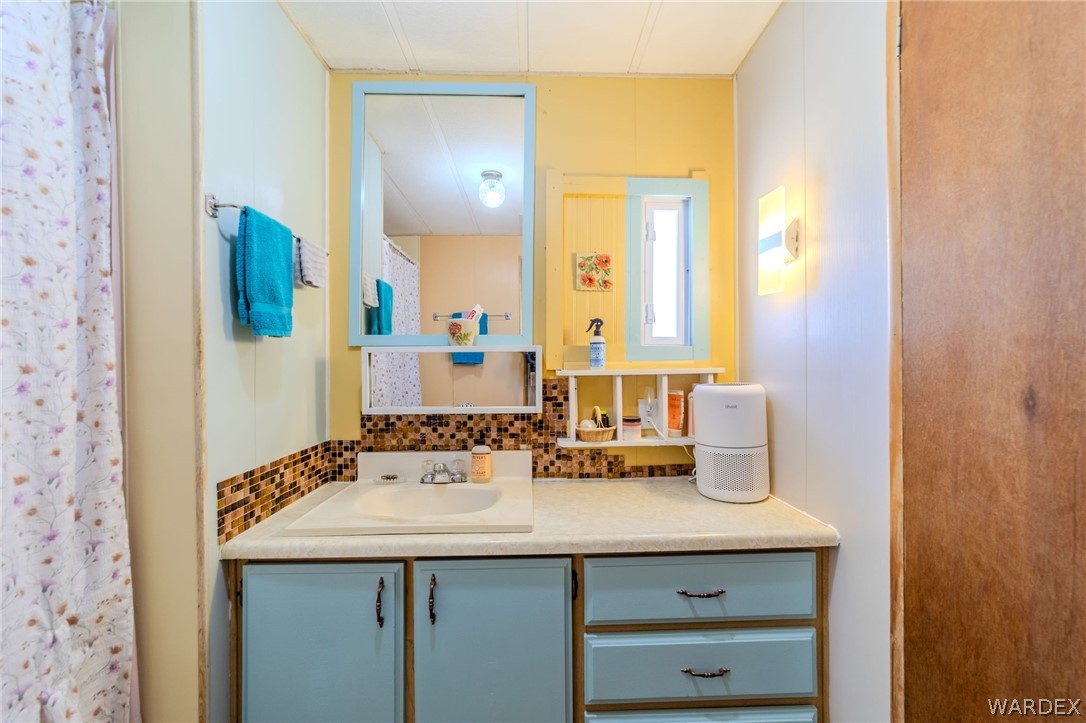 459 South Horn Road Golden Valley, AZ 86413 - Photo 15 of 54 Bathroom