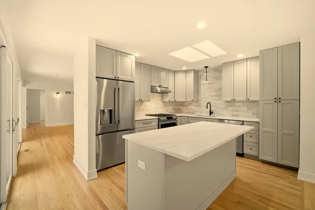 $799,900 | 2372 Salceda Drive, Northbrook, IL 60062