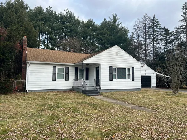 a view of a house with a yard
