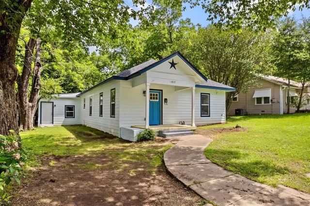 a view of a house with a yard