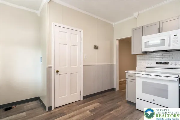 $2,250 | 421 Center Street, Jim Thorpe, PA 18229