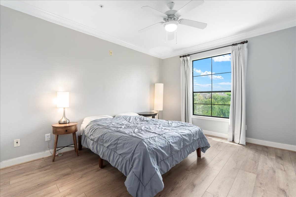 7701 Rialto Boulevard, Unit 91 Austin, TX 78735 - Photo 20 of 39 a bedroom with a bed and a window
