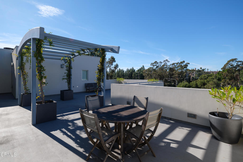 159 West Green Street, Unit 502A Pasadena, CA 91105 - Photo 28 of 40 a view of a tables and chairs in patio