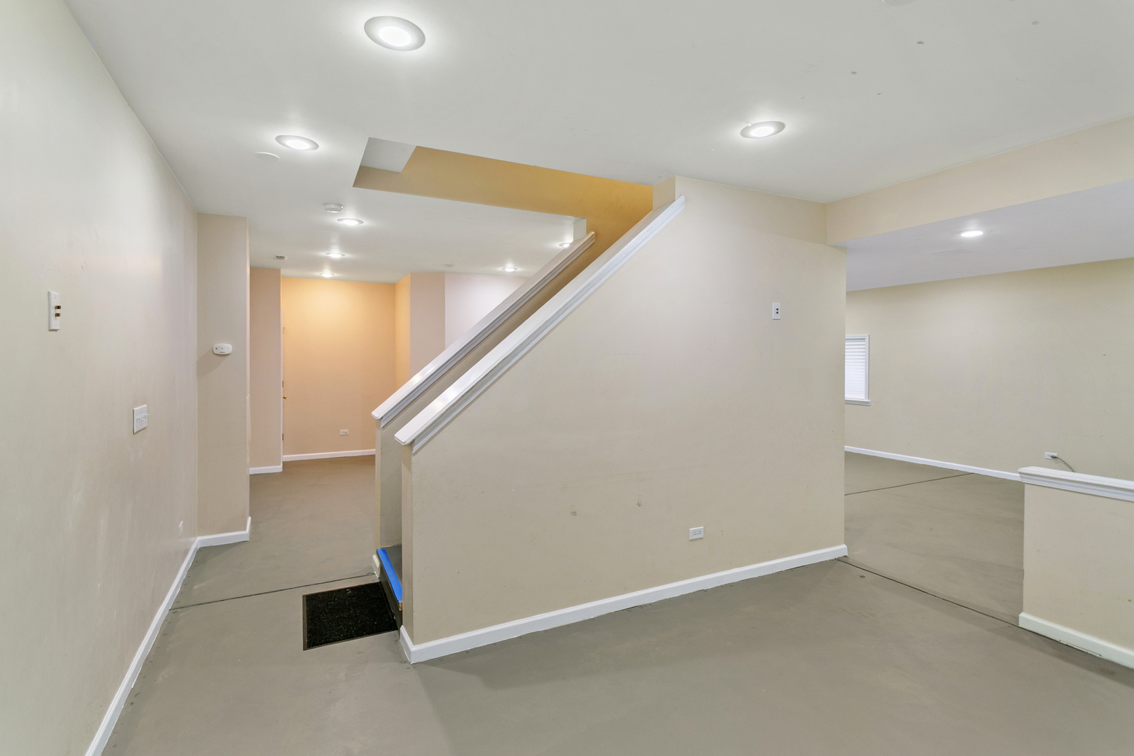 67 Raven Drive Aurora, IL 60506 - Photo 23 of 30 an entryway in an empty room