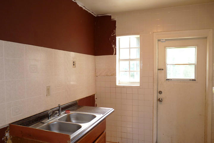 3015 Clyde Road West Palm Beach, FL 33405 - Photo 7 of 18 KITCHEN