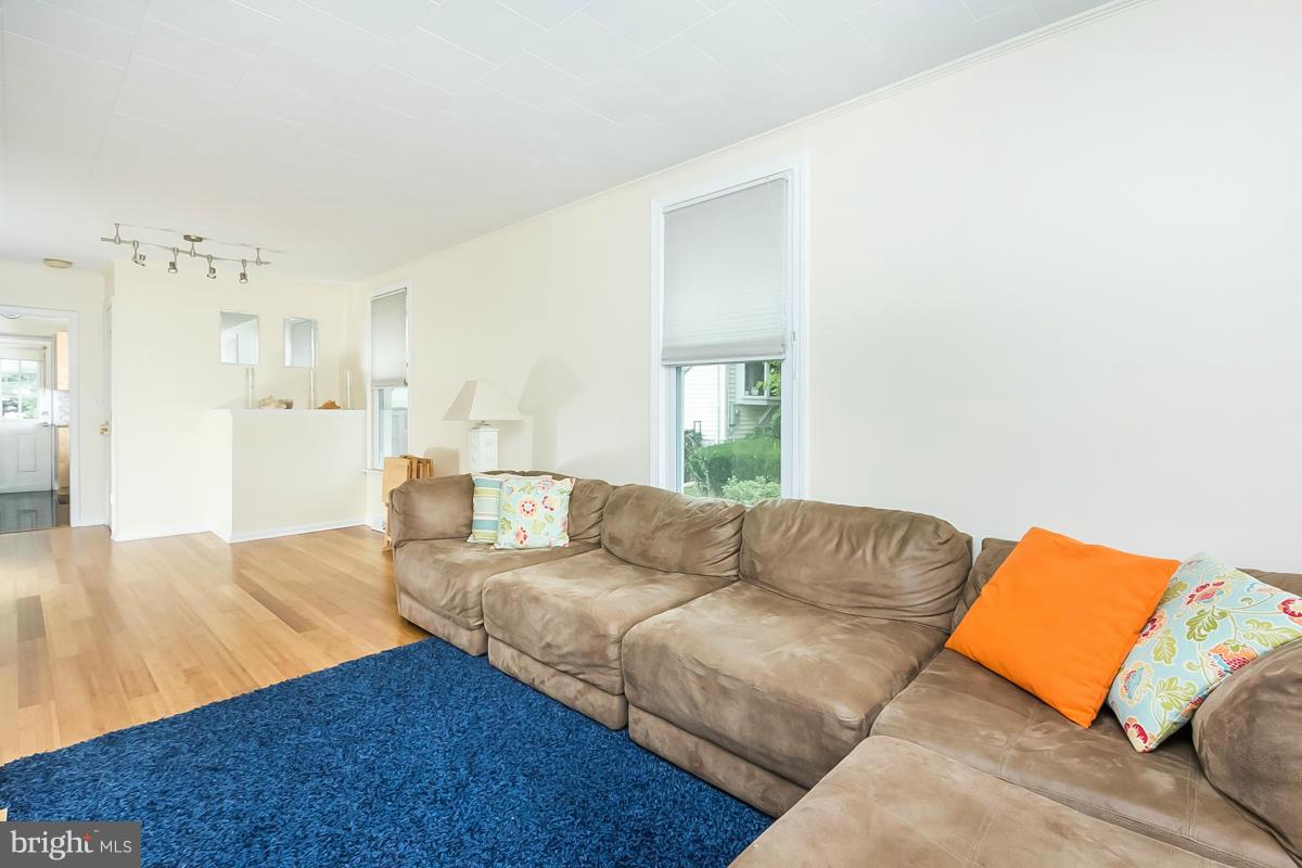 6950 German Hill Road Baltimore, MD 21222 - Photo 5 of 18 Living Room